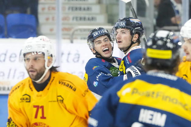 01 10 2026, Quinto, Gottardo Arena, NL: HC Ambrì-Piotta v SCL Tigers: 37 Lukas Landry (Ambri) celebrates 43 Tim Muggli (Ambri) for his first goal Quinto Gottardo Arena Ticino Switzerland Copyright: xJustPictures.ch JarixPestelaccix jp-en-JaPe-JP6_JAr_NL_HCAP_SCL_01Ott2026_000106