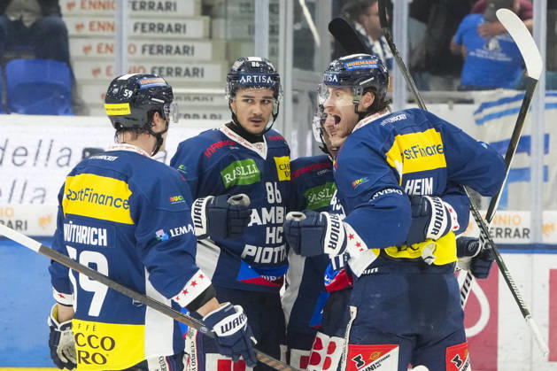 01 10 2026, Quinto, Gottardo Arena, NL: HC Ambrì-Piotta v SCL Tigers: 44 Andre Heim (Ambri) (R), 59 Dario Wuthrich (Ambri) (L) and 86 Rocco Pezzullo (Ambri) (2nd L) celebrates 43 Tim Muggli (Ambri) goal Quinto Gottardo Arena Ticino Switzerland Copyright: xJustPictures.ch JarixPestelaccix jp-en-JaPe-JP6_JAr_NL_HCAP_SCL_01Ott2026_000109
