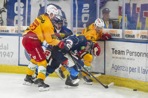 01 10 2026, Quinto, Gottardo Arena, NL: HC Ambrì-Piotta v SCL Tigers: 17 Miles Muller (Ambri) against 28 Dario Allenspach (Tigers) and 27 Santtu Kinnunen (Tigers) Quinto Gottardo Arena Ticino Switzerland Copyright: xJustPictures.ch JarixPestelaccix jp-en-JaPe-JP6_JAr_NL_HCAP_SCL_01Ott2026_000120