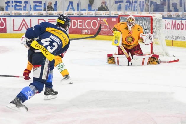 01 10 2026, Quinto, Gottardo Arena, NL: HC Ambrì-Piotta v SCL Tigers: 43 Tim Muggli (Ambri) against 39 goalkeeper Luca Boltshauser (Tigers) Quinto Gottardo Arena Ticino Switzerland Copyright: xJustPictures.ch JarixPestelaccix jp-en-JaPe-JP6_JAr_NL_HCAP_SCL_01Ott2026_000123