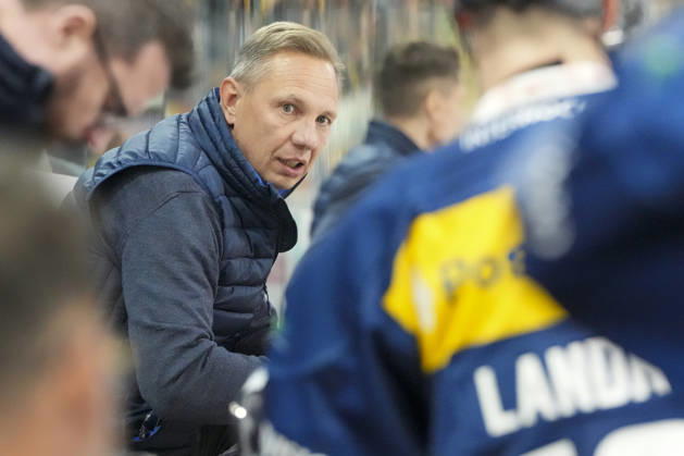01 10 2026, Quinto, Gottardo Arena, NL: HC Ambrì-Piotta v SCL Tigers: headcoach Jussi Tapola (Ambri) Quinto Gottardo Arena Ticino Switzerland Copyright: xJustPictures.ch JarixPestelaccix jp-en-JaPe-JP6_JAr_NL_HCAP_SCL_01Ott2026_000127