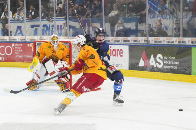 01 10 2026, Quinto, Gottardo Arena, NL: HC Ambrì-Piotta v SCL Tigers: 17 Miles Muller (Ambri) against 27 Santtu Kinnunen (Tigers) Quinto Gottardo Arena Ticino Switzerland Copyright: xJustPictures.ch JarixPestelaccix jp-en-JaPe-JP6_JAr_NL_HCAP_SCL_01Ott2026_000130