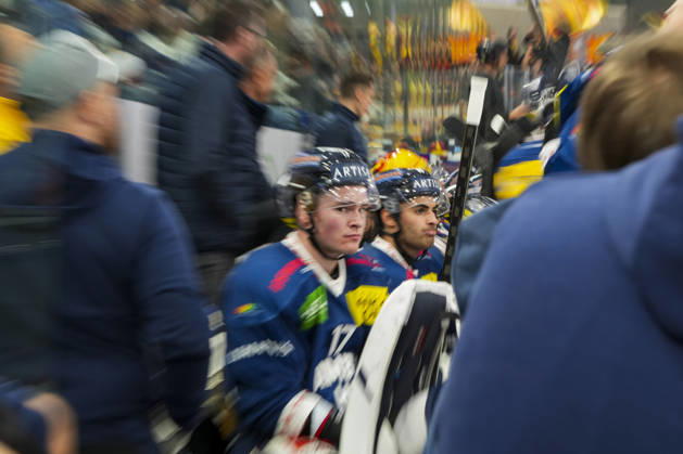 01 10 2026, Quinto, Gottardo Arena, NL: HC Ambrì-Piotta v SCL Tigers: 17 Miles Muller (Ambri) and 88 Tommaso De Luca (Ambri) Quinto Gottardo Arena Ticino Switzerland Copyright: xJustPictures.ch JarixPestelaccix jp-en-JaPe-JP6_JAr_NL_HCAP_SCL_01Ott2026_000139