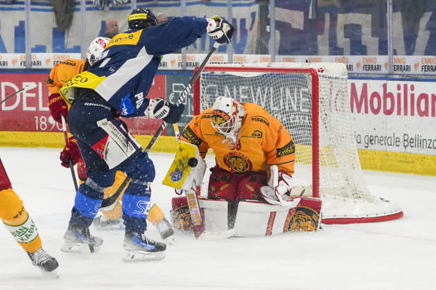 01 10 2026, Quinto, Gottardo Arena, NL: HC Ambrì-Piotta v SCL Tigers: 39 goalkeeper Luca Boltshauser (Tigers) saves against 44 Andre Heim (Ambri) Quinto Gottardo Arena Ticino Switzerland Copyright: xJustPictures.ch JarixPestelaccix jp-en-JaPe-JP6_JAr_NL_HCAP_SCL_01Ott2026_000150