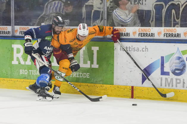 01 10 2026, Quinto, Gottardo Arena, NL: HC Ambrì-Piotta v SCL Tigers: 77 Michael Joly (Ambri) against 20 Andre Petersson (Tigers) Quinto Gottardo Arena Ticino Switzerland Copyright: xJustPictures.ch JarixPestelaccix jp-en-JaPe-JP6_JAr_NL_HCAP_SCL_01Ott2026_000152