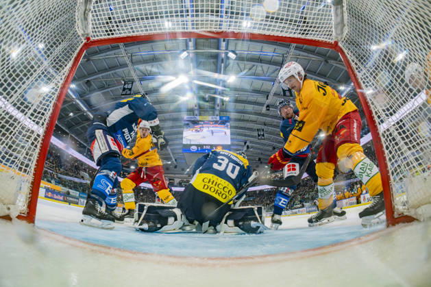 01 10 2026, Quinto, Gottardo Arena, NL: HC Ambrì-Piotta v SCL Tigers: 30 goalkeeper Philip Wuthrich (Ambri) against 11 Hannes Bjorninen (Tigers) Quinto Gottardo Arena Ticino Switzerland Copyright: xJustPictures.ch JarixPestelaccix jp-en-JaPe-_DSC1446