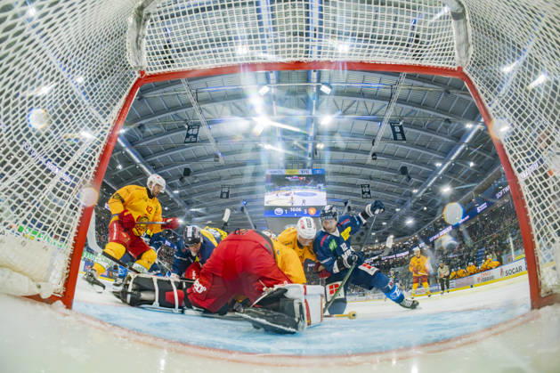 01 10 2026, Quinto, Gottardo Arena, NL: HC Ambrì-Piotta v SCL Tigers: 39 goalkeeper Luca Boltshauser (Tigers) against 12 Daniele Grassi (Ambri) and 13 Manix Landry (Ambri) Quinto Gottardo Arena Ticino Switzerland Copyright: xJustPictures.ch JarixPestelaccix jp-en-JaPe-_DSC2323