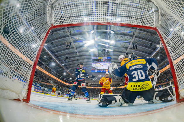 01 10 2026, Quinto, Gottardo Arena, NL: HC Ambrì-Piotta v SCL Tigers: 30 goalkeeper Philip Wuthrich (Ambri) can™t saves on 50 Juuso Riikola (Tigers) (not showed) Quinto Gottardo Arena Ticino Switzerland Copyright: xJustPictures.ch JarixPestelaccix jp-en-JaPe-_DSC9864