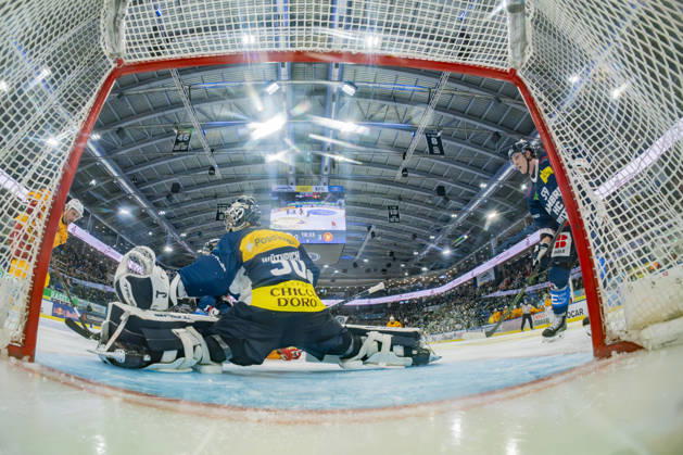 01 10 2026, Quinto, Gottardo Arena, NL: HC Ambrì-Piotta v SCL Tigers: 30 goalkeeper Philip Wuthrich (Ambri) in action on 88 Jerome Bachofner (Tigers) Quinto Gottardo Arena Ticino Switzerland Copyright: xJustPictures.ch JarixPestelaccix jp-en-JaPe-_DSC9908