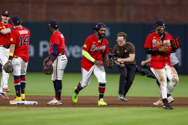 Atlanta Braves center fielder Michael Harris II (23) and members of the team celebrate after defeating the Philadelphia Phillies in game three of the MLB, Baseball Herren, USA National League Wild Card round at Truist Park in Atlanta, Georgia on Thursday, October 1, 2026. ATL20261001340 MIKExZARRILLI