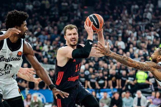 MUNICH, GERMANY - OCTOBER 02: Andreas Andi Obst (FC Bayern Muenchen, 13) controls the ball against Kevarrius Hayes (Partizan Mozzart Bet Belgrade, 13) and Carlik Jones (Partizan Mozzart Bet Belgrade, 1) during the Turkish Airlines EuroLeague match between FC Bayern Muenchen vs. Partizan Mozzart Bet Belgrade at SAP Garden on round 3 of Turkish Airlines EuroLeague on October 02, 2026 in Munich, Germany. Bavaria Germany Copyright: xSteffiexWunderlx