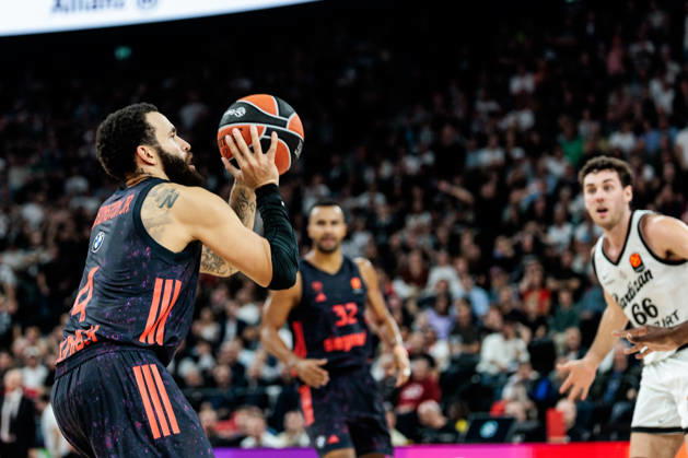 MUNICH, GERMANY - OCTOBER 02: Duane Washington (FC Bayern Muenchen, 4) shooting a three pointer during the Turkish Airlines EuroLeague match between FC Bayern Muenchen vs. Partizan Mozzart Bet Belgrade at SAP Garden on round 3 of Turkish Airlines EuroLeague on October 02, 2026 in Munich, Germany. Bavaria Germany Copyright: xSteffiexWunderlx