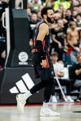 MUNICH, GERMANY - OCTOBER 02: Duane Washington (FC Bayern Muenchen, 4) laughing after a successful three pointer during the Turkish Airlines EuroLeague match between FC Bayern Muenchen vs. Partizan Mozzart Bet Belgrade at SAP Garden on round 3 of Turkish Airlines EuroLeague on October 02, 2026 in Munich, Germany. Bavaria Germany Copyright: xSteffiexWunderlx