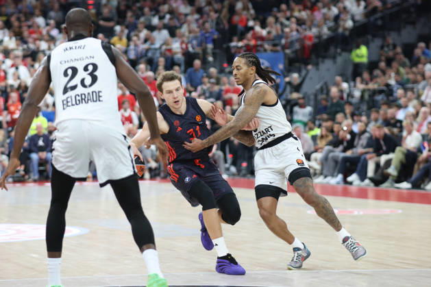 Rokas Jokubaitis (FC Bayern Basketball, 31) mit Kyle Allman (Partizan Belgrad, 00) und Tonye Jekiri (Partizan Belgrad, 23), GER, FC Bayern Basketball vs. Partizan Mozzart Bet Belgrad, Basketball, Euroleague, 3. Spieltag, Saison 2026 2027, 02.10.2026, GER, FC Bayern Basketball vs. Partizan Mozzart Bet Belgrad, Basketball, Euroleague, 3. Spieltag, Saison 2026 2027, 02.10.2026 Muenchen Copyright: xEibner-Pressefoto JennixMaulx EP_JML