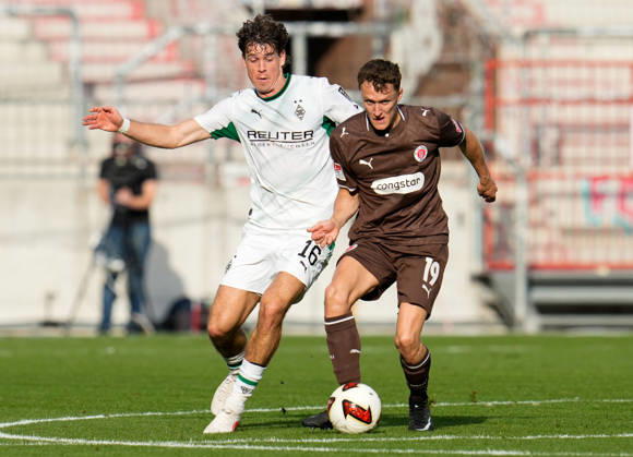 Philipp Sander (Borussia Moenchengladbach, 16) im Zweikampf mit Martijn Kaars (FC St. Pauli, 19). GER, FC St. Pauli vs Borussia Mönchengladbach, Freundschaftsspiel, Saison 2026 27, Millerntor-Stadion, Hamburg, 03.10.2026 DFL REGULATIONS PROHIBIT ANY USE OF PHOTOGRAPHS AS IMAGE SEQUENCES AND OR QUASI-VIDEO Foto: HMB Media Scott W. Coleman Hamburg Millerntor-Stadion Hamburg GER Copyright: xScottxW.xColemanx