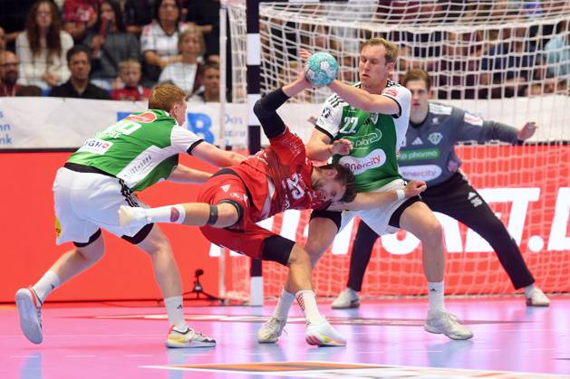 Olle Forsell Schefvert (MT Melsungen 25) (am Ball), Lukas Stutzke (TSV Hannover-Burgdorf 39) (L), Marian Michalczik (TSV Hannover-Burgdorf 22) , GER, MT Melsungen - TSV Hannover-Burgdorf, Handball, 1. Bundesliga, 7. Spieltag, Saison 2026 2027, 03.10.2026, GER, MT Melsungen - Hannover-Burgdorf, Handball, 1. Bundesliga, 7. Spieltag, Saison 2026 2027, 03.10.2026 Kassel Copyright: xEibner-Pressefotox xRolandxSippelx EP_RSL