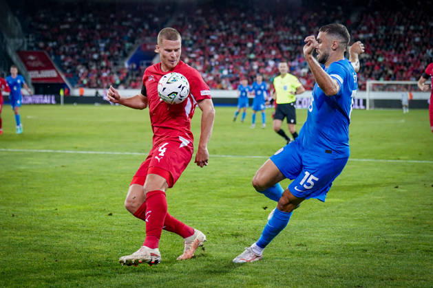 Fussball UEFA Nations League 2026 - 2027, 3. Spieltag - Schweiz vs Slowenien - Thermoplan Arena (Luzern): Nico Elvedi (Schweiz, 4) Danijel Sturm (Slowenien, 15) Copyright: xJOERANxSTEINSIEKx