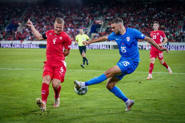 Fussball UEFA Nations League 2026 - 2027, 3. Spieltag - Schweiz vs Slowenien - Thermoplan Arena (Luzern): Nico Elvedi (Schweiz, 4) Danijel Sturm (Slowenien, 15) Copyright: xJOERANxSTEINSIEKx