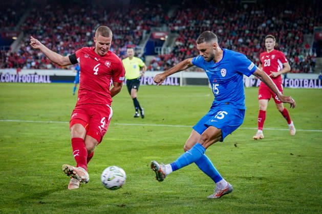 Fussball UEFA Nations League 2026 - 2027, 3. Spieltag - Schweiz vs Slowenien - Thermoplan Arena (Luzern): Nico Elvedi (Schweiz, 4) Danijel Sturm (Slowenien, 15) Copyright: xJOERANxSTEINSIEKx