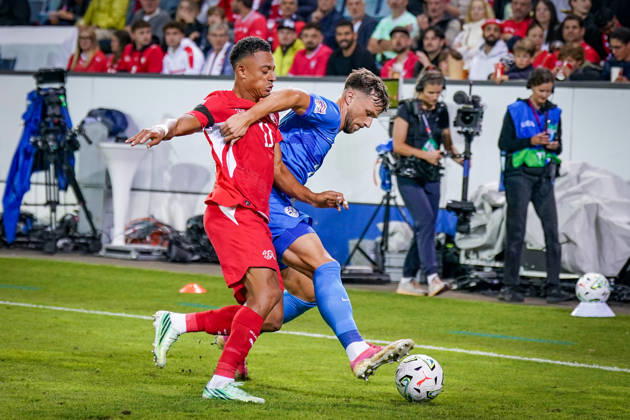 Fussball UEFA Nations League 2026 - 2027, 3. Spieltag - Schweiz vs Slowenien - Thermoplan Arena (Luzern): Dan Ndoye (Schweiz, 11) und David Brekalo (Slowenien, 23) im Zweikampf Copyright: xJOERANxSTEINSIEKx