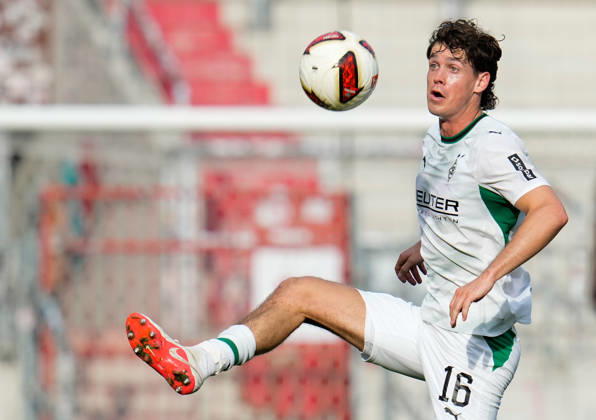 Philipp Sander (Borussia Moenchengladbach, 16) am Ball. GER, FC St. Pauli vs Borussia Mönchengladbach, Freundschaftsspiel, Saison 2026 27, Millerntor-Stadion, Hamburg, 03.10.2026 DFL REGULATIONS PROHIBIT ANY USE OF PHOTOGRAPHS AS IMAGE SEQUENCES AND OR QUASI-VIDEO Foto: HMB Media Scott W. Coleman Hamburg Millerntor-Stadion Hamburg GER Copyright: xScottxW.xColemanx