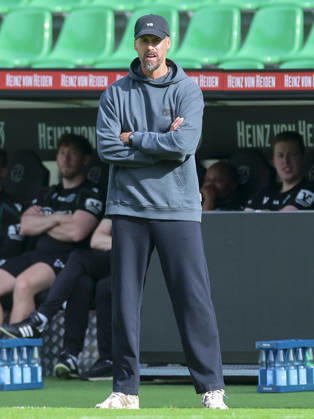 Trainer Sandro Wagner (Hannover 96) schaut waehrend des Freundschaftsspiels zwischen Hannover 96 und dem SC Verl, Heinz von Heiden Arena am 03. October 2026 in Hannover, Deutschland. (Foto von Marco Steinbrenner DeFodi Images) +++ Trainer Sandro Wagner (Hannover 96) looks on during the Friendly match between Hannover 96 and SC Verl at Heinz von Heiden Arena on October 3, 2026 in Hannover, Germany. (Photo by Marco Steinbrenner DeFodi Images) (Photo by Marco Steinbrenner DeFodi Images) -