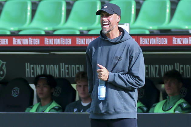Trainer Sandro Wagner (Hannover 96) schaut waehrend des Freundschaftsspiels zwischen Hannover 96 und dem SC Verl, Heinz von Heiden Arena am 03. October 2026 in Hannover, Deutschland. (Foto von Marco Steinbrenner DeFodi Images) +++ Trainer Sandro Wagner (Hannover 96) looks on during the Friendly match between Hannover 96 and SC Verl at Heinz von Heiden Arena on October 3, 2026 in Hannover, Germany. (Photo by Marco Steinbrenner DeFodi Images) (Photo by Marco Steinbrenner DeFodi Images) -