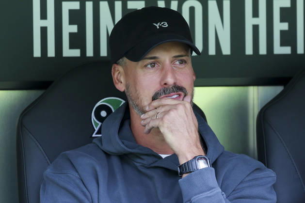 Trainer Sandro Wagner (Hannover 96) schaut waehrend des Freundschaftsspiels zwischen Hannover 96 und dem SC Verl, Heinz von Heiden Arena am 03. October 2026 in Hannover, Deutschland. (Foto von Marco Steinbrenner DeFodi Images) +++ Trainer Sandro Wagner (Hannover 96) looks on during the Friendly match between Hannover 96 and SC Verl at Heinz von Heiden Arena on October 3, 2026 in Hannover, Germany. (Photo by Marco Steinbrenner DeFodi Images) (Photo by Marco Steinbrenner DeFodi Images) -