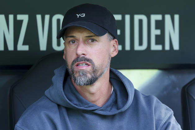 Trainer Sandro Wagner (Hannover 96) schaut waehrend des Freundschaftsspiels zwischen Hannover 96 und dem SC Verl, Heinz von Heiden Arena am 03. October 2026 in Hannover, Deutschland. (Foto von Marco Steinbrenner DeFodi Images) +++ Trainer Sandro Wagner (Hannover 96) looks on during the Friendly match between Hannover 96 and SC Verl at Heinz von Heiden Arena on October 3, 2026 in Hannover, Germany. (Photo by Marco Steinbrenner DeFodi Images) (Photo by Marco Steinbrenner DeFodi Images) -
