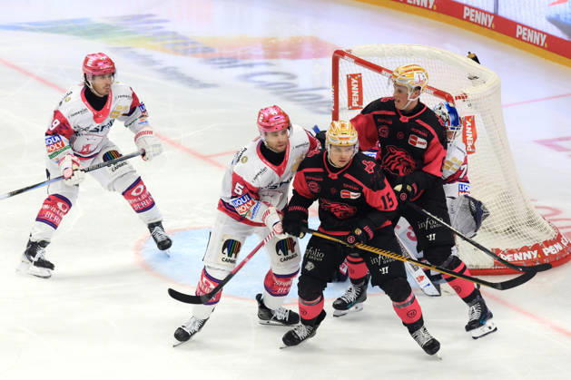 04.10.2026, GER ,DEU, Deutschland, Eishockey Mitch Reinke ( Eisbaeren Berlin 5 ), Jonas Neffin ( Eisbaeren Berlin 75 ), Nikolaus Heigl ( Ice Tigers 15 ), Noah Samanski ( Ice Tigers 8 ) nordphoto GmbH Engler Berlin Uber-Arena Berlin Deutschland Copyright: xNordphotox xEnglerx