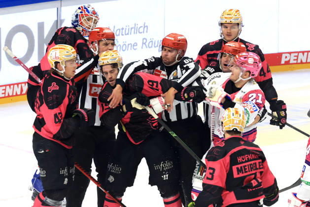 04.10.2026, GER ,DEU, Deutschland, Eishockey Manuel Wiederer ( Eisbaeren Berlin 21 ), Austin Magera ( Ice Tigers 19 ), Schiedsrichter Dr. Florian Exner nordphoto GmbH Engler Berlin Uber-Arena Berlin Deutschland Copyright: xNordphotox xEnglerx