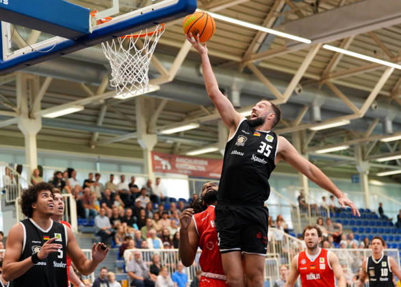 JJ Mann (ETB Miners Essen, 35) zieht zum Korb und schliesst ab. GER, ETB Miners Essen vs RheinStars Koeln, Barmer 2. Basketball Bundesliga, ProA, 3. Spieltag, Saison 2026-27, Sporthalle am Hallo, Essen, 04.10.2026 ETB Miners Essen vs RheinStars Koeln, ProA, 3. Spieltag, Saison 2026-27, 04.10.2026 Essen Copyright: xEibner-Pressefoto ScottxColemanx EP_SCN
