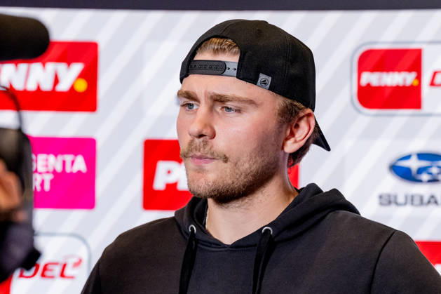 Alexander Blank (Augsburger Panther, 26) beim Interview mit Magentasport vor der Partie Portrait Portraet GER, EHC Red Bull Muenchen vs. Augsburger Panther, DEL, Saison 2026 2027, 6. Spieltag, 04.10.2026. Foto: HMB Media Heike Feiner Copyright: HMBxMedia HeikexFeiner