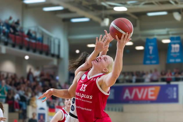 Theresa Simon (Luchse, 6), Marta Miscenko (Lions, 13), halfit Lions vs. TK Hannover Luchse, Damen Basketball, 1. Bundesliga, DBBL, 1. Spieltag Saison 2026 27, 04.10.2026. Halle SWH Arena Sachsen-Anhalt Deutschland