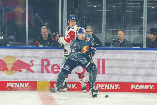 im Zweikampf, Aktion, mit Enrico Henriquez-Morales 52 (Augsburger Panther), Ville Pokka 22 (EHC Red Bull Muenchen), EHC Red Bull Muenchen vs. Augsburger Panther, 6. Spieltag, Eishockey, Penny-DEL, 03.10.2026 Muenchen Bayern Deutschland