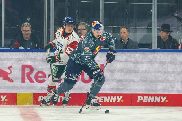 im Zweikampf, Aktion, mit Enrico Henriquez-Morales 52 (Augsburger Panther), Ville Pokka 22 (EHC Red Bull Muenchen), EHC Red Bull Muenchen vs. Augsburger Panther, 6. Spieltag, Eishockey, Penny-DEL, 03.10.2026 Muenchen Bayern Deutschland