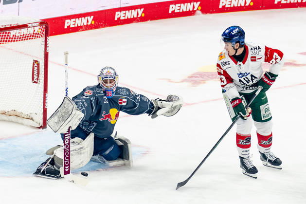 Mathias Niederberger (Torwart, EHC Red Bull Muenchen, 35) rettet gegen Jimmy Lambert (Augsburger Panther, 23) GER, EHC Red Bull Muenchen vs. Augsburger Panther, DEL, Saison 2026 2027, 6. Spieltag, 04.10.2026. Foto: HMB Media Franz Feiner Copyright: HMBxMedia FranzxFeiner