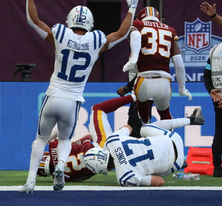 Indianapolis Colts Quarter Back Daniel Jones scores a touchdown in their match against the Washington Commanders at Tottenham stadium in London on Sunday October 04, 2026. Colts beat the Commanders 30-13. LON2026100417 HUGOxPHILPOTT
