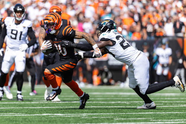 Oct 4, 2026; Cincinnati, OH, USA; Cincinnati Bengals running back Chase Brown (30) runs with the ball as Jacksonville Jaguars safety Jalen Huskey (22) pursues during NFL, American Football Herren, USA game action at Paycor Stadium. Mandatory Credit: -Cal Media NFL 2026: Jaguars Vs Bengals OCT 04 - ZUMAc04_ 20261004_zma_c04_016 Copyright: xJohnxMersitsx