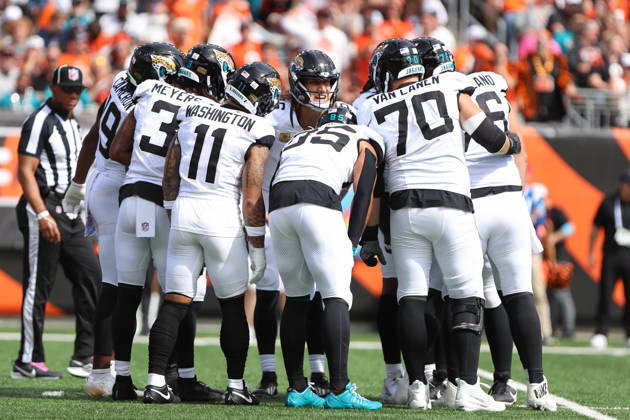 CINCINNATI, OH - OCTOBER 04: The Jacksonville Jaguars offense huddles during the game between the Jacksonville Jaguars and the Cincinnati Bengals at Paycor Stadium on October 4, 2026 in Cincinnati, OH. (Photo by Ian Johnson Icon Sportswire) NFL, American Football Herren, USA OCT 04 Jaguars at Bengals EDITORIAL USE ONLY Icon261004001