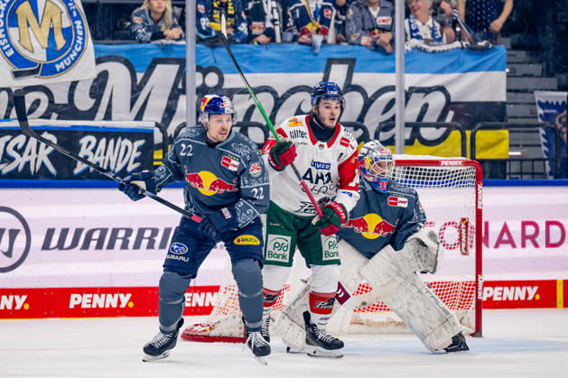 Ville Pokka (EHC Red Bull Muenchen, 22) verteidigt gegen Donald D.J. Busdeker (Augsburger Panther, 14) vor dem Tor von Mathias Niederberger (Torwart, EHC Red Bull Muenchen, 35) GER, EHC Red Bull Muenchen vs. Augsburger Panther, DEL, Saison 2026 2027, 6. Spieltag, 04.10.2026. Foto: HMB Media Heike Feiner Copyright: HMBxMedia HeikexFeiner
