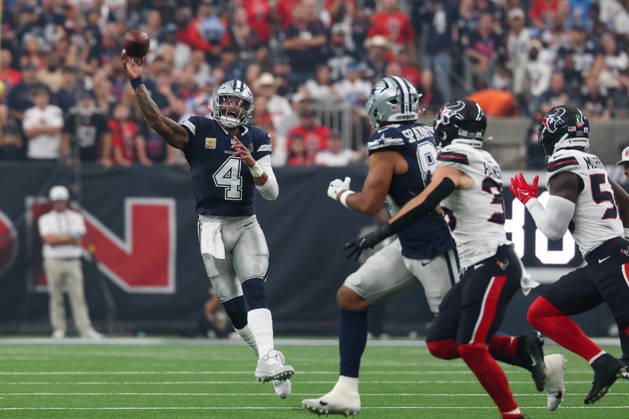 HOUSTON, TX - OCTOBER 04: Quarterback Dak Prescott 4 of the Dallas Cowboys passes the ball while rolling out during the NFL, American Football Herren, USA football game between the Houston Texans and Dallas Cowboys on October 4, 2026, at Reliant Stadium in Houston, TX. (Photo by David Buono Icon Sportswire) NFL: OCT 04 Cowboys at Texans EDITORIAL USE ONLY Icon241004010