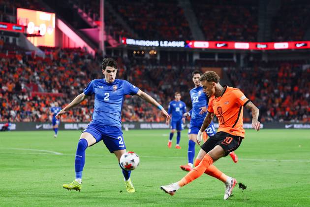 EINDHOVEN - (lr) Kosta Nedeljković of Serbia, Noa Lang of the Netherlands during the UEFA Nations League match between the Netherlands and Serbia at the Philips Stadium on 4 October 2026 in Eindhoven, the Netherlands. SONNY LENSEN ANP xVIxANPxSportx xxANPxIVx 571517493 originalFilename: 571517493