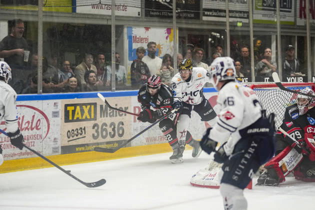 Kampf um den Puck Zweikampf zwischen Dominik Meisinger (ECDC Memmingen Indians, 22) und Mark Rassell (Towerstars Ravensburg, 92), GER, ECDC Memmingen Indians vs. Ravensburg Towerstars, Eishockey, DEL2 Hauptrunde, 6. Spieltag, Spielzeit 2026 2027, 04.10.2026 GER, ECDC Memmingen Indians vs. Ravensburg Towerstars, Eishockey, DEL2 Hauptrunde, 6. Spieltag, Spielzeit 2026 2027, 04.10.2026 Memmingen Copyright: xEibner-Pressefoto MaximilianxRistx EP_MRT