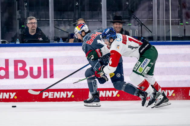 Kampf um den Puck Zweikampf zwischen Taro Hirose (EHC Red Bull Muenchen, 17) und Donald D.J. Busdeker (Augsburger Panther, 14) GER, EHC Red Bull Muenchen vs. Augsburger Panther, DEL, Saison 2026 2027, 6. Spieltag, 04.10.2026. Foto: HMB Media Heike Feiner Copyright: HMBxMedia HeikexFeiner