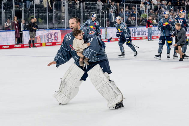 Mathias Niederberger (Torwart, EHC Red Bull Muenchen, 35) feiert mit Nachwuchs vor der Fankurve den Sieg GER, EHC Red Bull Muenchen vs. Augsburger Panther, DEL, Saison 2026 2027, 6. Spieltag, 04.10.2026. Foto: HMB Media Heike Feiner Copyright: HMBxMedia HeikexFeiner