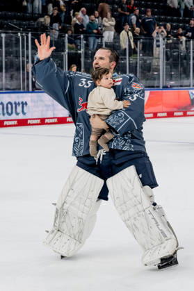 Mathias Niederberger (Torwart, EHC Red Bull Muenchen, 35) feiert mit Nachwuchs vor der Fankurve den Sieg GER, EHC Red Bull Muenchen vs. Augsburger Panther, DEL, Saison 2026 2027, 6. Spieltag, 04.10.2026. Foto: HMB Media Heike Feiner Copyright: HMBxMedia HeikexFeiner