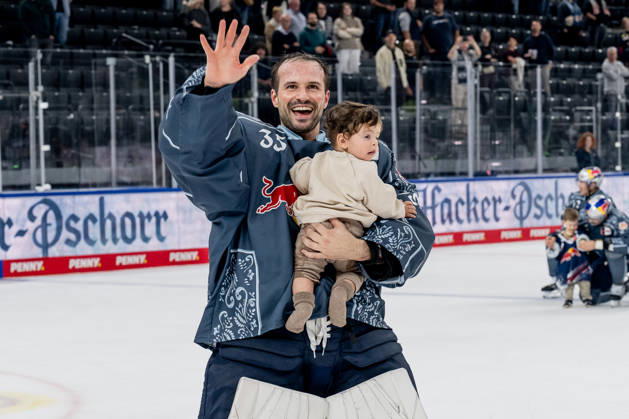 Mathias Niederberger (Torwart, EHC Red Bull Muenchen, 35) feiert mit Nachwuchs vor der Fankurve den Sieg GER, EHC Red Bull Muenchen vs. Augsburger Panther, DEL, Saison 2026 2027, 6. Spieltag, 04.10.2026. Foto: HMB Media Heike Feiner Copyright: HMBxMedia HeikexFeiner