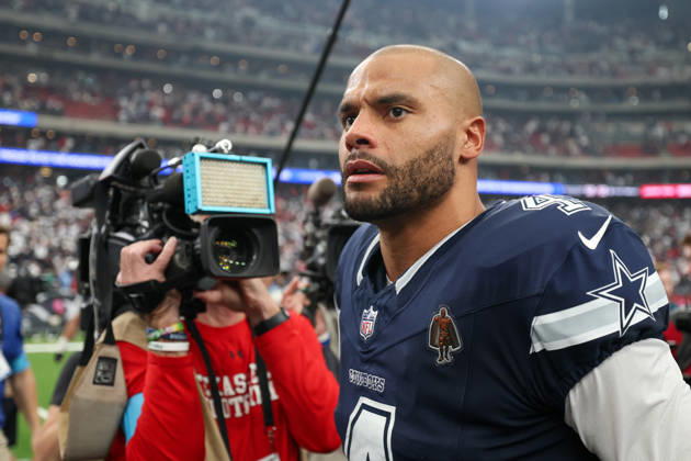HOUSTON, TX - OCTOBER 04: Quarterback Dak Prescott 4 of the Dallas Cowboys on the field after winning the NFL, American Football Herren, USA football game between the Houston Texans and Dallas Cowboys on October 4, 2026, at Reliant Stadium in Houston, TX. (Photo by David Buono Icon Sportswire) NFL: OCT 04 Cowboys at Texans EDITORIAL USE ONLY Icon241004053