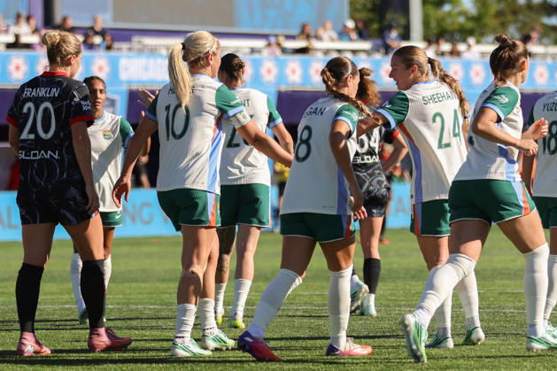 EVANSTON, USA - October 4: Lindsey Heaps (10 Denver Summit FC) high-fives teammates during the game between the Chicago Stars FC and Denver Summit FC at Northwestern Medicine Field at Martin Stadium on Sunday, October 4 in Evanston, USA Copyright: xShainaxBenhiyoun SPPx Sportspressphoto_SPR245650